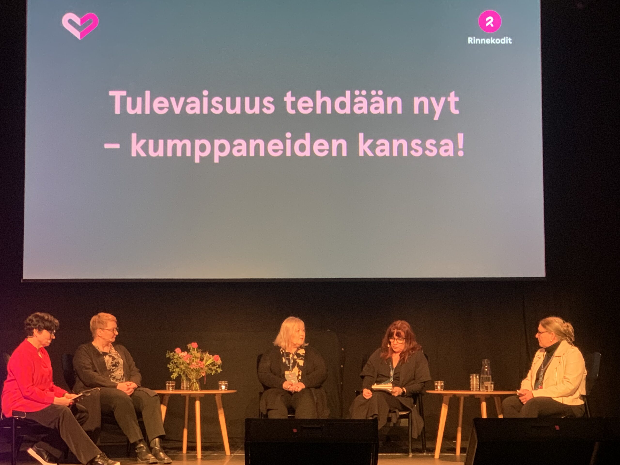 Paneelikeskustelu Rinnekotien järjestämästä "Tunne työsi" -seminaarista. Seminaarin teema on "Tulevaisuus tehdään nyt - kumppaneiden kanssa!". Kuvassa vasemmalta Anu Kuistiala, Arja Laitinen, Leila Rutanen, Leila Lahnalampi-Lahtinen ja Jaana Jantola.